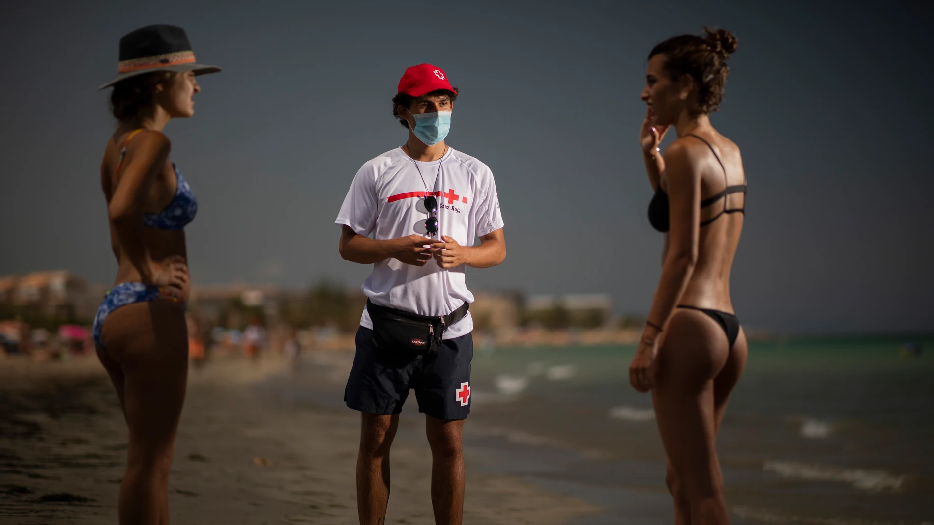 Agentes de Sensibilización de la Cruz Roja para informar sobre el COVID en las playas de Denia. Diego Ruiz