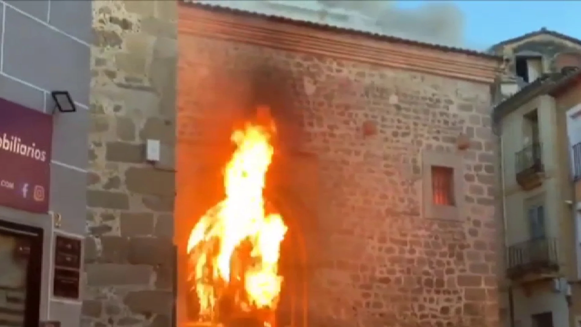 Arde la iglesia de San Martín, en Plasencia