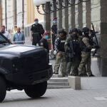 Miembros de las fuerzas de seguridad en los alrededores de la oficina bancaria en Kiev
