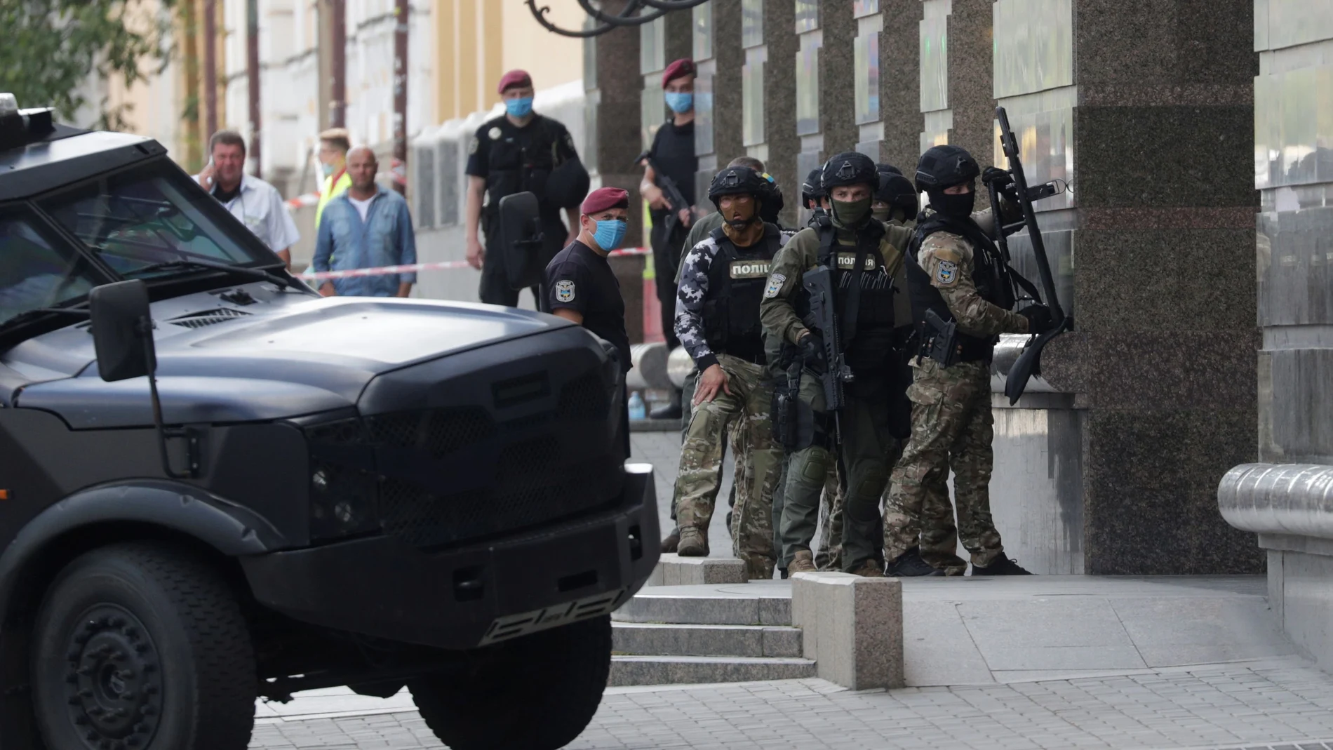 Members of a Ukrainian special forces unit are seen outside a building where an unidentified man reportedly threatens to blow up a bomb in a bank branch, in Kyiv