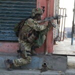 Un soldado del Ejército afgano toma posiciones cerca del lugar el ataque en Jalalabad