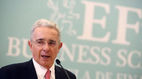 GRAF5939. LA CORUÑA (ESPAÑA), 04/08/2020.- Fotografía de archivo del 28 de junio de 2019 que muestra al expresidente de Colombia Álvaro Uribe durante la clausura del curso académico de EF Business School, en La Coruña (España). Según confirmó el expresidente, fue dictada medida de aseguramiento en su contra. "La privación de mi libertad me causa profunda tristeza por mi señora, por mi familia y por los colombianos que todavía creen que algo bueno he hecho por la Patria" escribió el exmandatario en su cuenta de Twitter. EFE/Cabalar/ARCHIVO
