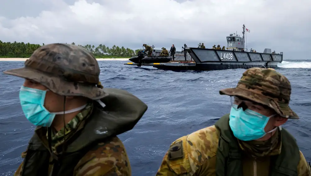 Soldados australianos en una de las zodiacs del &quot;HMAS Canberra&quot; llegan a la isla en la que se encuentran los marineros
