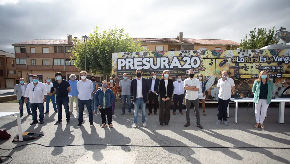 El 'Autobús de la Repoblación' en Arroniz junto a autoridades locales, la consejera Rebeca Esnaola y responsables de la iniciativaGOBIERNO DE NAVARRA04/08/2020