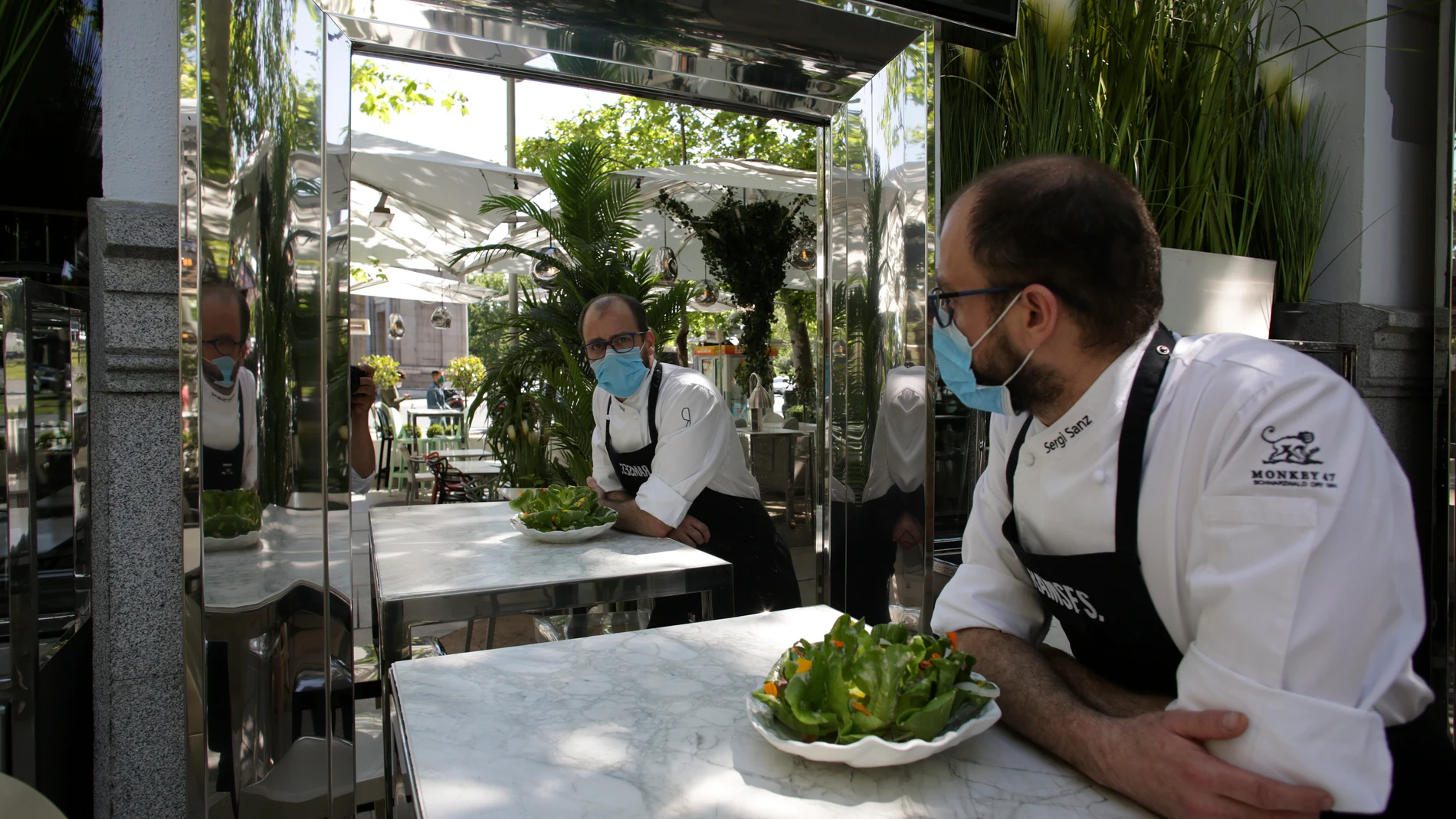 Sergi Sanz, chef en la terraza del restaurante Ramses.