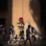 Imagen de archivo de personas, equipadas con mascarilla, paseando por Málaga