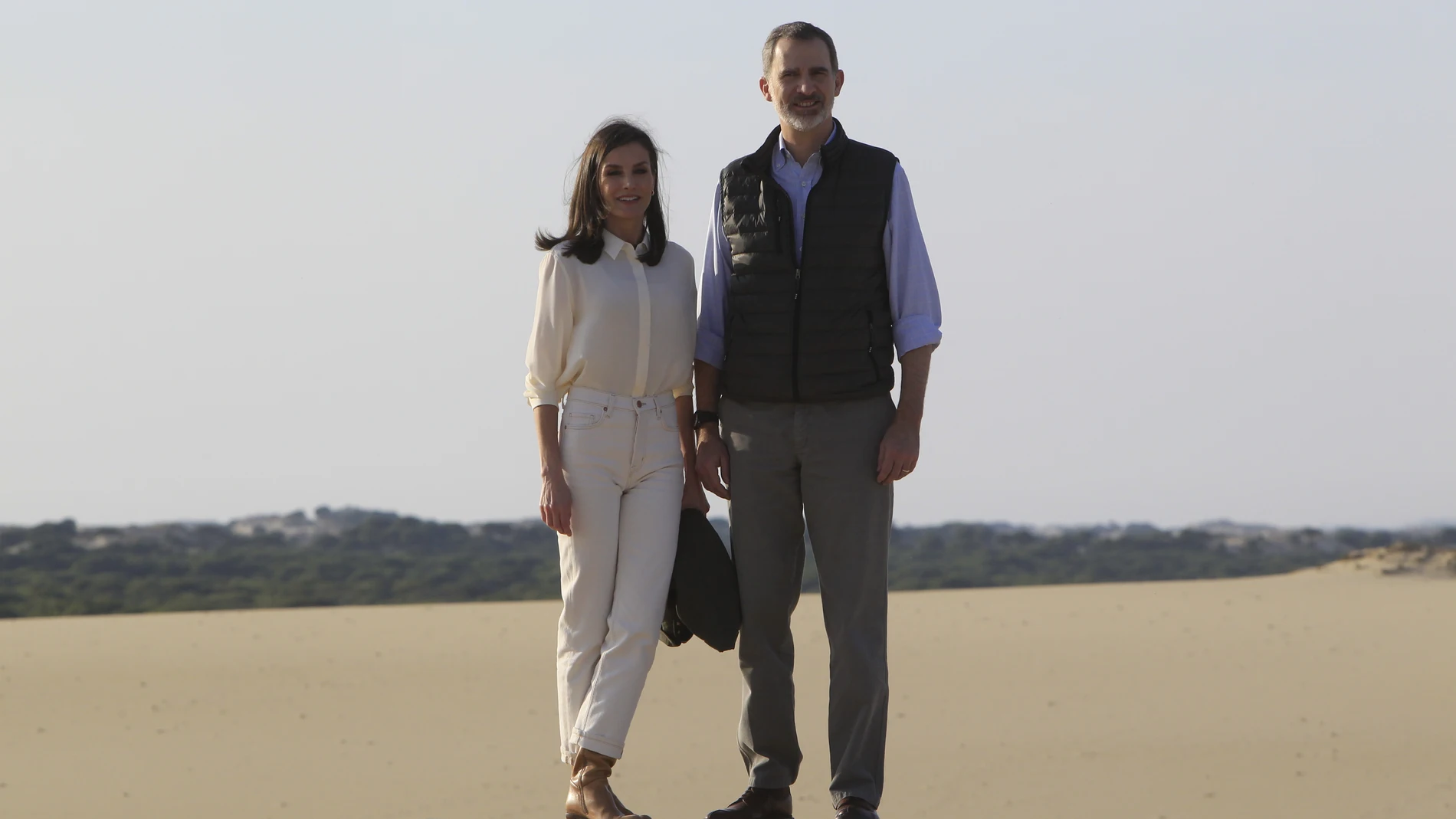 Los Reyes Felipe VI y doña Letizia, durante la visitan el Parque Nacional de Doñana, Almonte (Huelva).