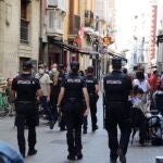 Agentes de la Ertzaintza vigilan las calles del casco viejo de Vitoria donde los ciudadanos han respetado el llamamiento institucional a no celebrar unas fiestas suspendidas este año por el coronavirus