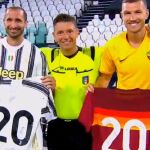 El árbitro Gianluca Rochi recibe una camiseta de la Juve y otra de la Roma con el número 20, las temporadas que ha dirigido partidos en la Serie A