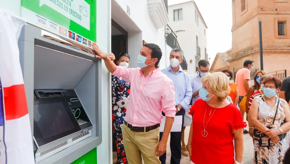 Javier Aureliano García inaugura el cajero automático multiservicios instalado en Laroya