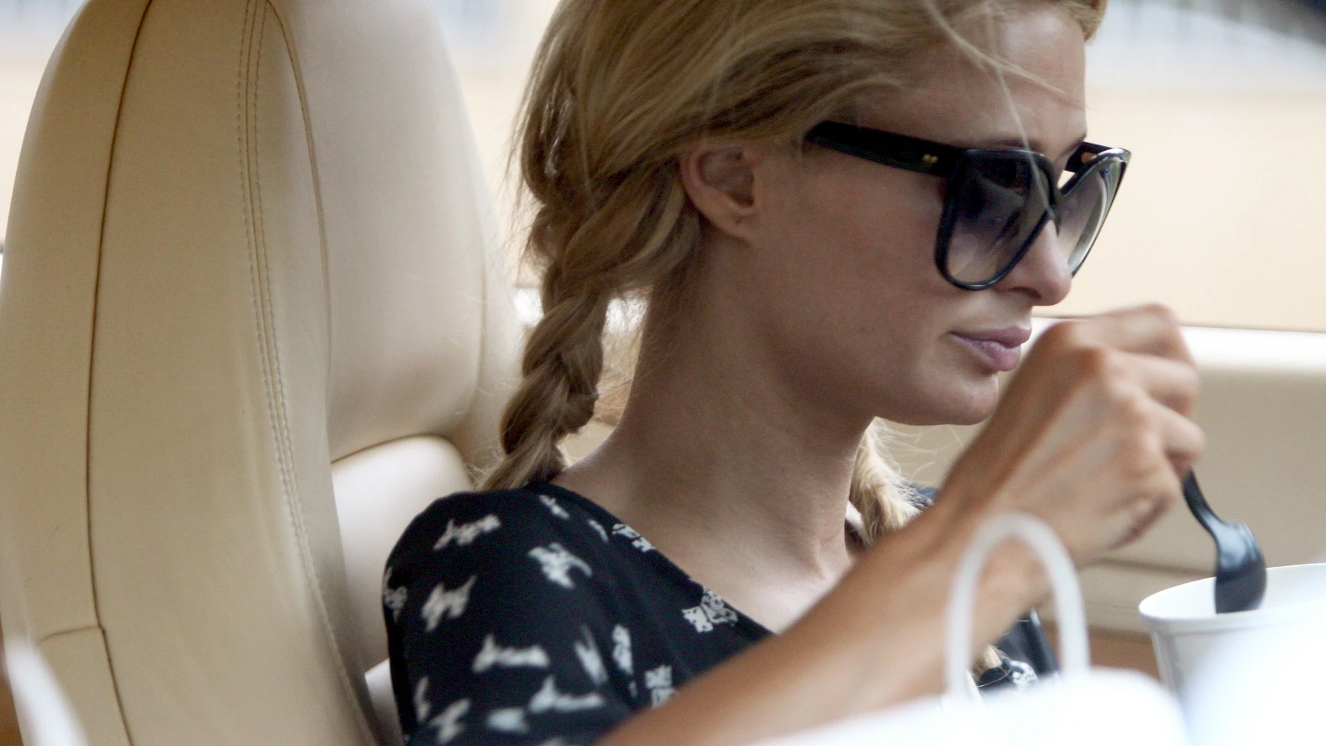 Paris Hilton disfrutando de un snack en el coche en Malibu.