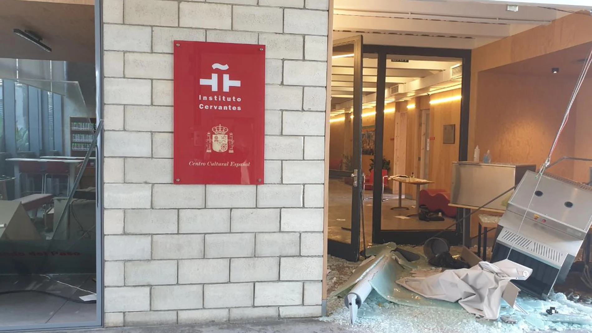 Entrada del Instituto Cervantes en Beirut con daños por la explosión