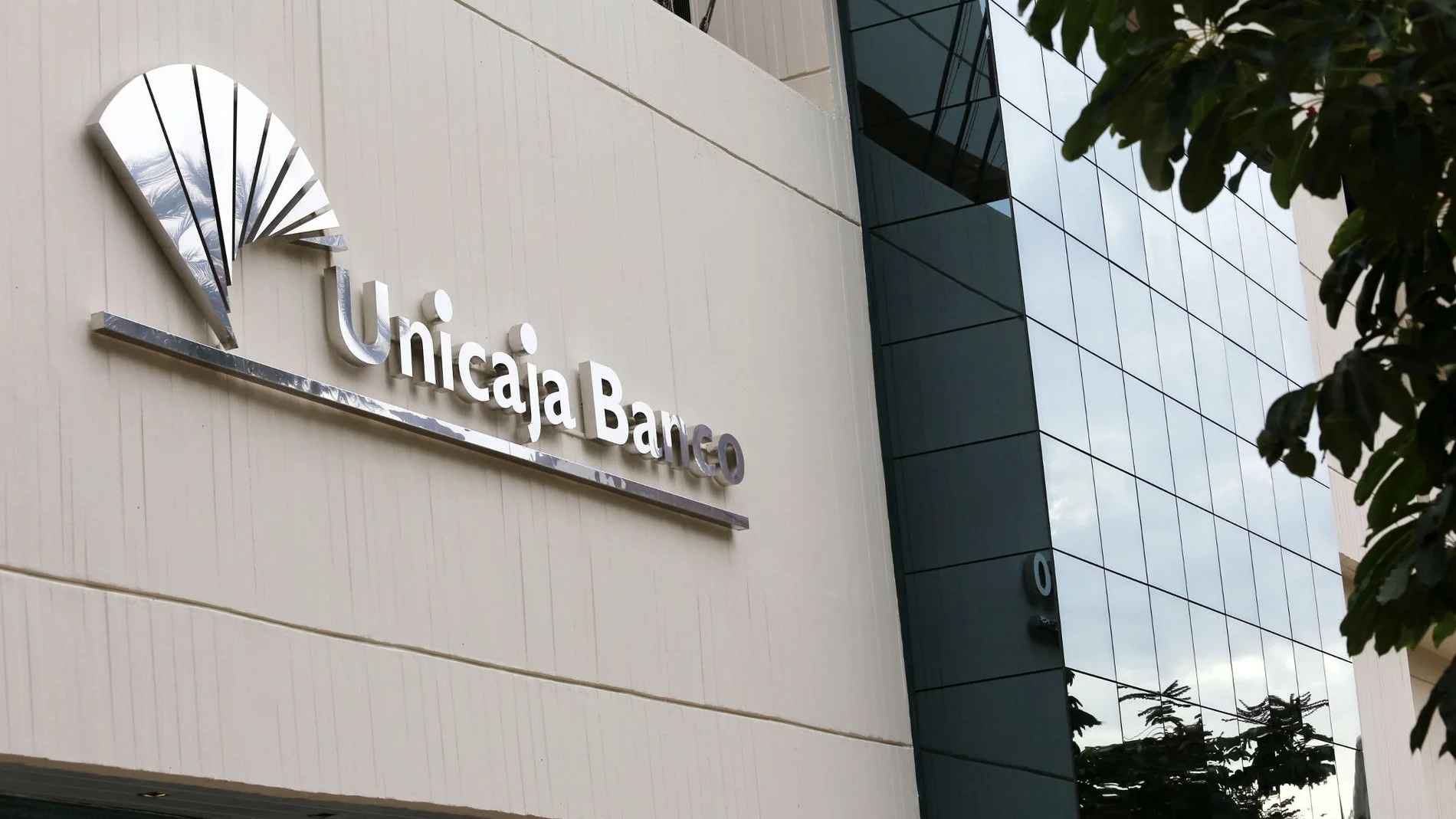 Fachada de una sede de Unicaja Banco