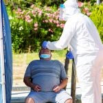 Un sanitario efectúa una prueba PCR a un hombre en Aranda de Duero