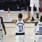 Luka Doncic, en el centro, celebra la victoria de los Mavericks ante los Kings