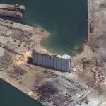 Una imagen satelital de MAXAR Technologies que muestra la devastación del puerto y los silos que almacenaban grano
