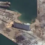 Una imagen satelital de MAXAR Technologies que muestra la devastación del puerto y los silos que almacenaban grano