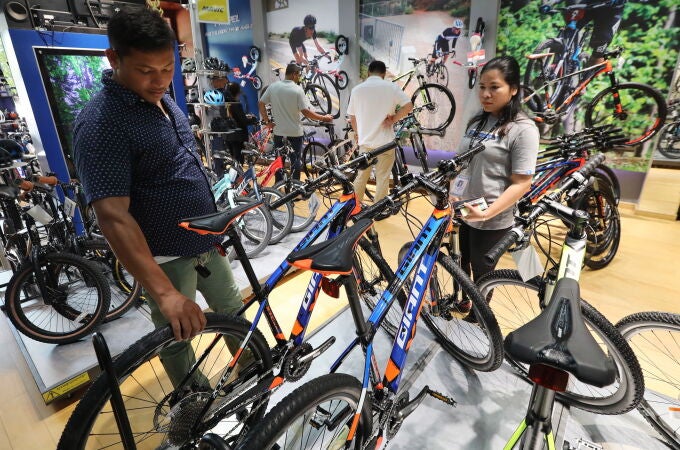 Clientes miran una bicicletas en un establecimiento de Phnom Penh (Camboya)