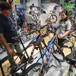 Clientes miran una bicicletas en un establecimiento de Phnom Penh (Camboya)