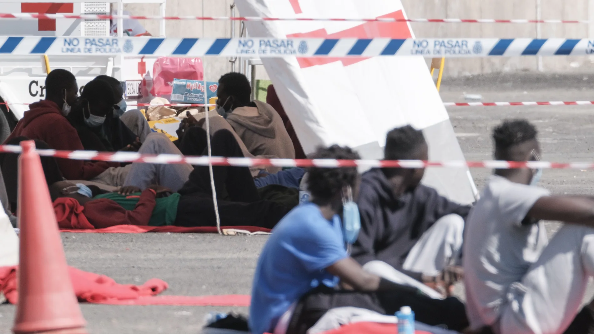 71 inmigrantes pasan dos días en un muelle a la espera de lugar de cuarentena