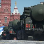 Rusia exhibe su arsenal militar, donde destaca un misil balístico intercontinental, durante la celebración del 75º aniversario del final de la Segunda Guerra Mundial