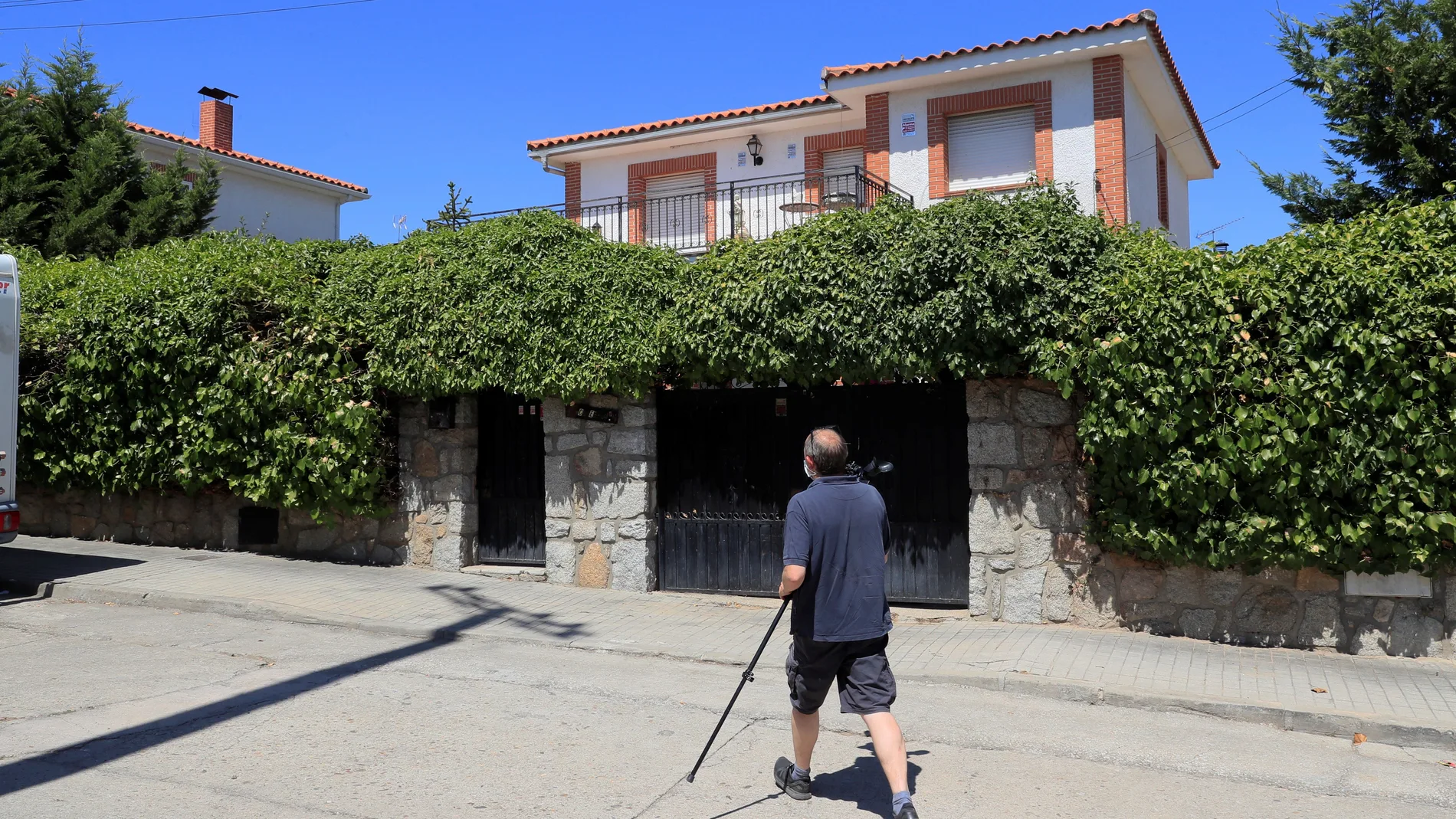 Vista de la vivienda de la mujer de 70 años cuyo cuerpo fue localizado descuartizado en la localidad madrileña de Chapinería