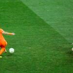El guardameta español Iker Casillas gana en el mano a mano al holandés Arjen Robben en la final del Mundial de 2010 cuando el partido iba 0-0