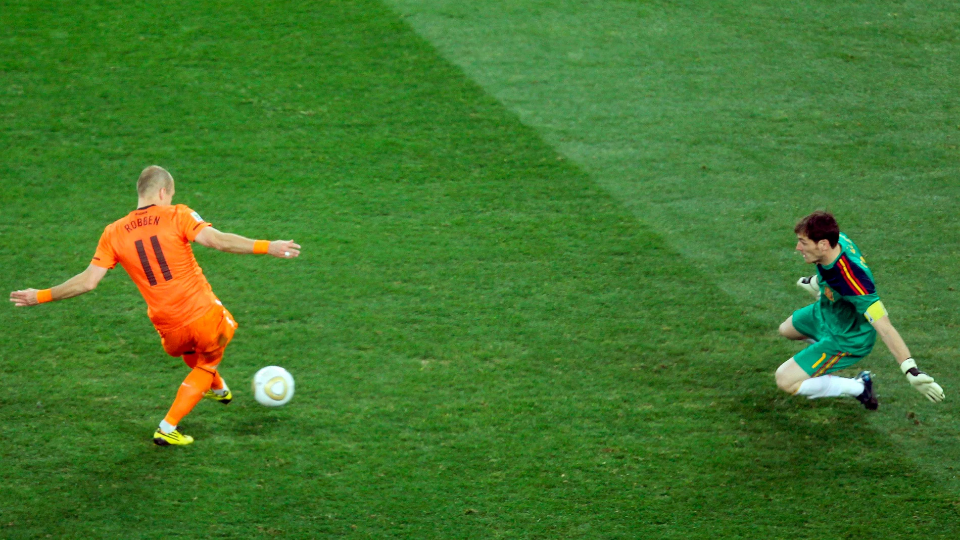 El guardameta español Iker Casillas gana en el mano a mano al holandés Arjen Robben en la final del Mundial de 2010 cuando el partido iba 0-0