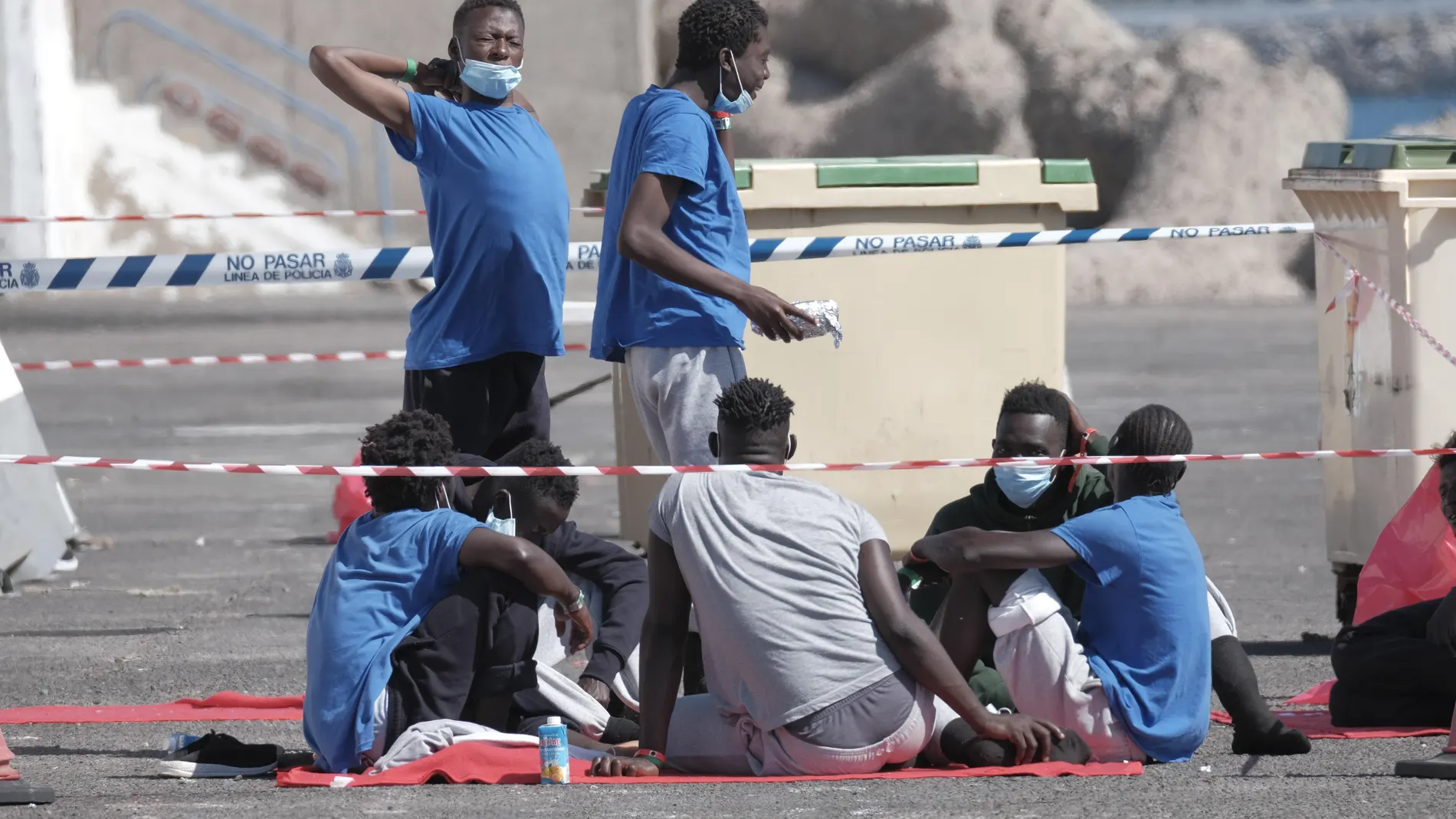 71 inmigrantes pasan dos días en un muelle a la espera de lugar de cuarentena