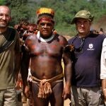 AME6438. (BRASIL), 05/08/2020.- Fotografía de archivo fechada el 10 de octubre de 2006 que muestra al expedicionario Juan Francisco Cerezo (i), junto a los cámaras, Luís García (2 d) y Paco Murcia (d), mientras posan junto al rey de la región amazónica de Xingú, Aritana (2 i), durante su estancia en la zona en la que la expedición murciana filmó un documental sobre el ritual amazónico Kuarup y la lucha Huka-Huka, en Amazonas (Brasil). El cacique Aritana Yawalapiti, un reconocido líder indígena de la Amazonía brasileña, falleció este miércoles a los 69 años víctima de coronavirus, enfermedad que ya ha causado unos 640 muertos entre los pueblos originarios del país. EFE/ Juan Francisco Cerezo