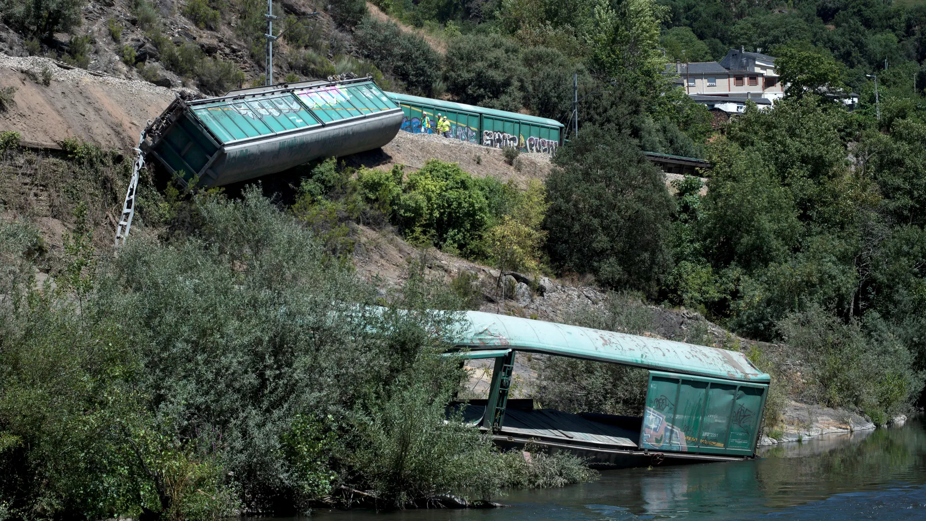 Caída al río de vagones de un tren descarrilado en Ourense