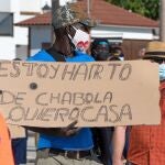 Decenas de personas respondieron a la convocatoria del colectivo "Solución Asentamientos" y se manifestaron en Lepe (Huelva) para exigir a las distintas administraciones alojamientos "dignos" para las personas migrantes que residen en poblados chabolistas en la provincia
