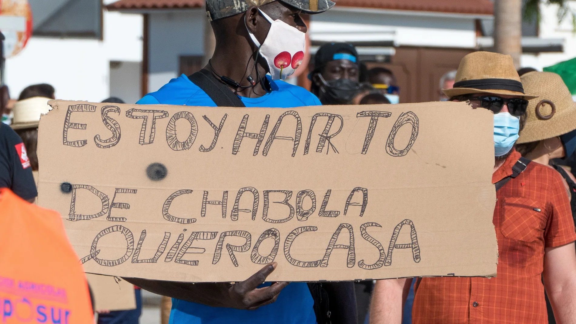 Decenas de personas piden en Lepe (Huelva) viviendas dignas para inmigrantes