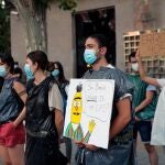 Médicos internos residentes (MIR) se concentran ante la Conselleria de Sanidad de la Generalitat Valenciana para insistir en su reivindicación de mejoras en sus condiciones de trabajo y salariales y "esperando a que la Conselleria de Sanidad se digne" a escucharles.