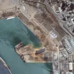 Una imagen de satélite muestra el puerto de Beirut después de la explosión
