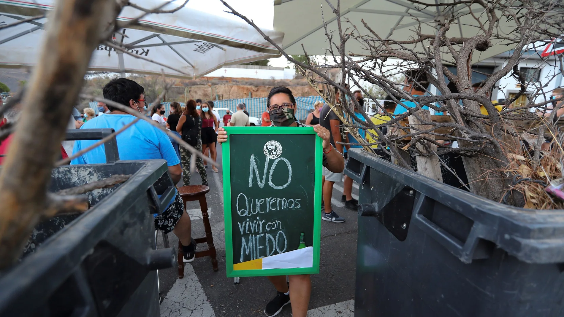 Barricadas en el pueblo de Tunte (Gran Canaria) contra el traslado de inmigrantes en cuarentena