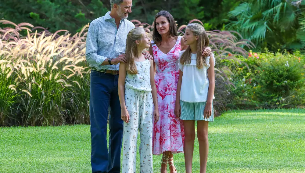 El rey Felipe y la Reina Letizia con la princesa Leonor y la infanta Sofía en el posado de verano en el Palacio de Marivent. Agosto de 2019.