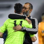 Rui Patricio abraza a su entrenador, Nuno, tras la victoria ante el Olympiakos