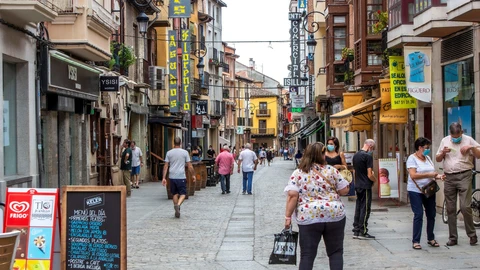 Varias personas caminan este jueves por una calle de Aranda de Duero. La Junta de Castilla y León ha aprobado un plan de contención para aislar durante 14 días a Aranda de Duero (Burgos), de más de 32.000 habitantes, que sufre una elevada tasa de incidencia de coronavirus y que tiene como objetivo contener una posible transmisión comunitaria de la enfermedad