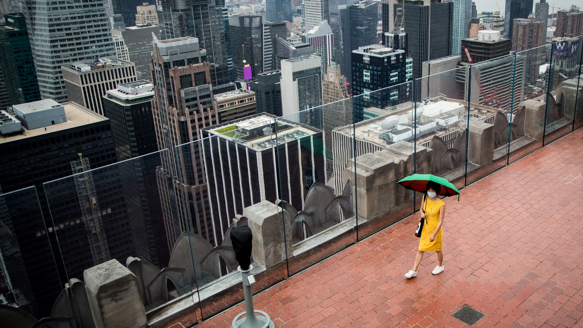 Una mujer visita la torre del Rockefeller Center en Nueva York tras su reapertura