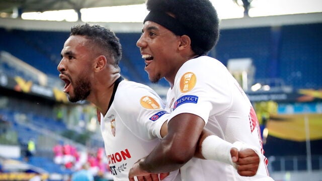 En-Nesyri, autor del segundo gol del Sevilla, lo celebra con Koundé