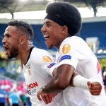En-Nesyri, autor del segundo gol del Sevilla, lo celebra con Koundé