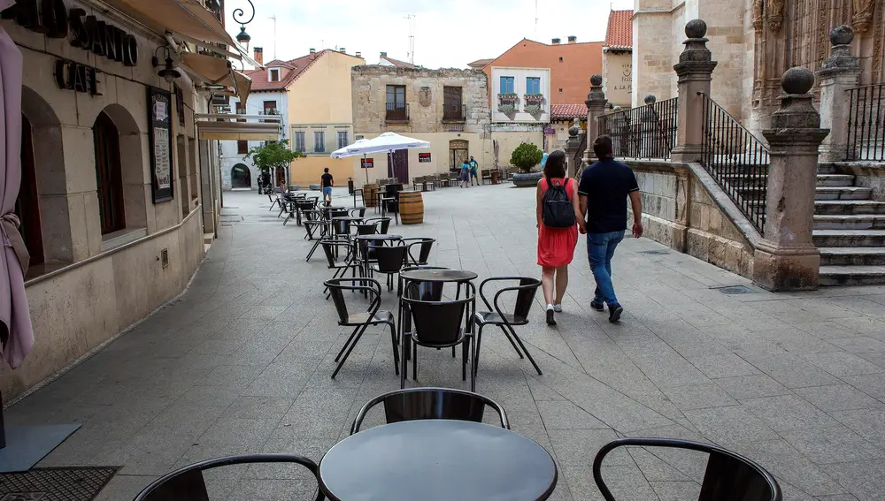 Una pareja pasea por una calle de la localidad burgalesa de Aranda de Duero, junto a la Catedral