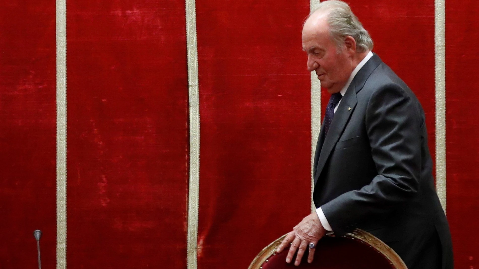 Don Juan Carlos durante la entrefa de la Medalla de Honor de la Real Academia de Bellas Artes al Teatro Real, en 2017