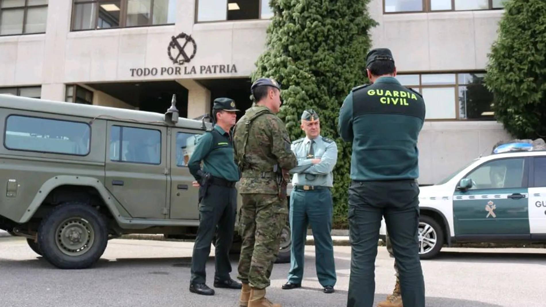 Miembros del Ejército y de la Guardia Civil durante la crisis del coronavirus en la que Defensa activó la «Operación Balmis»