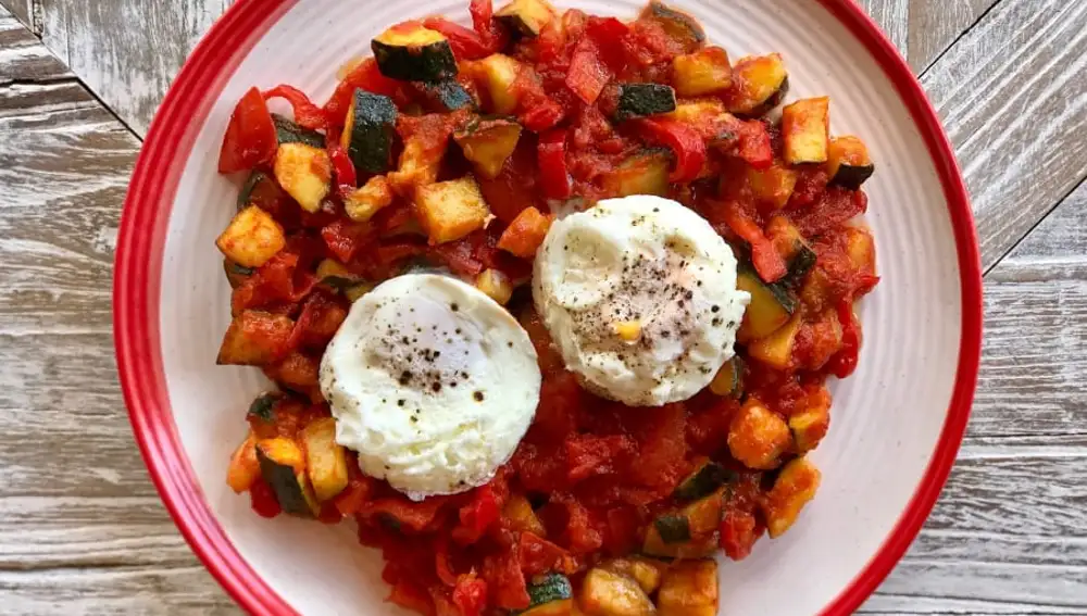 Huevos con tomate y calabacín.