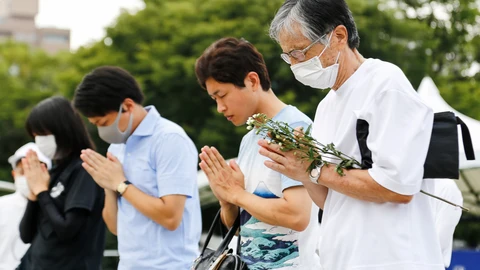 Los japones honran a las víctimas de la bomba atómica de Hiroshima bajo la pandemia de coronavirus