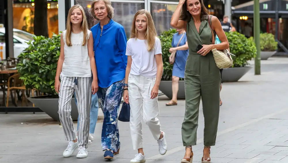 La Reina Letizia con sus hijas la princesa Leonor y la infanta Sofía paseando en Mallorca. Agosto de 2019