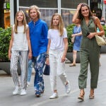 La Reina Letizia con sus hijas la princesa Leonor y la infanta Sofía paseando en Mallorca. Agosto de 2019