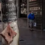  Sentada de los MIR valencianos en las puertas del Palau para negociar con Puig